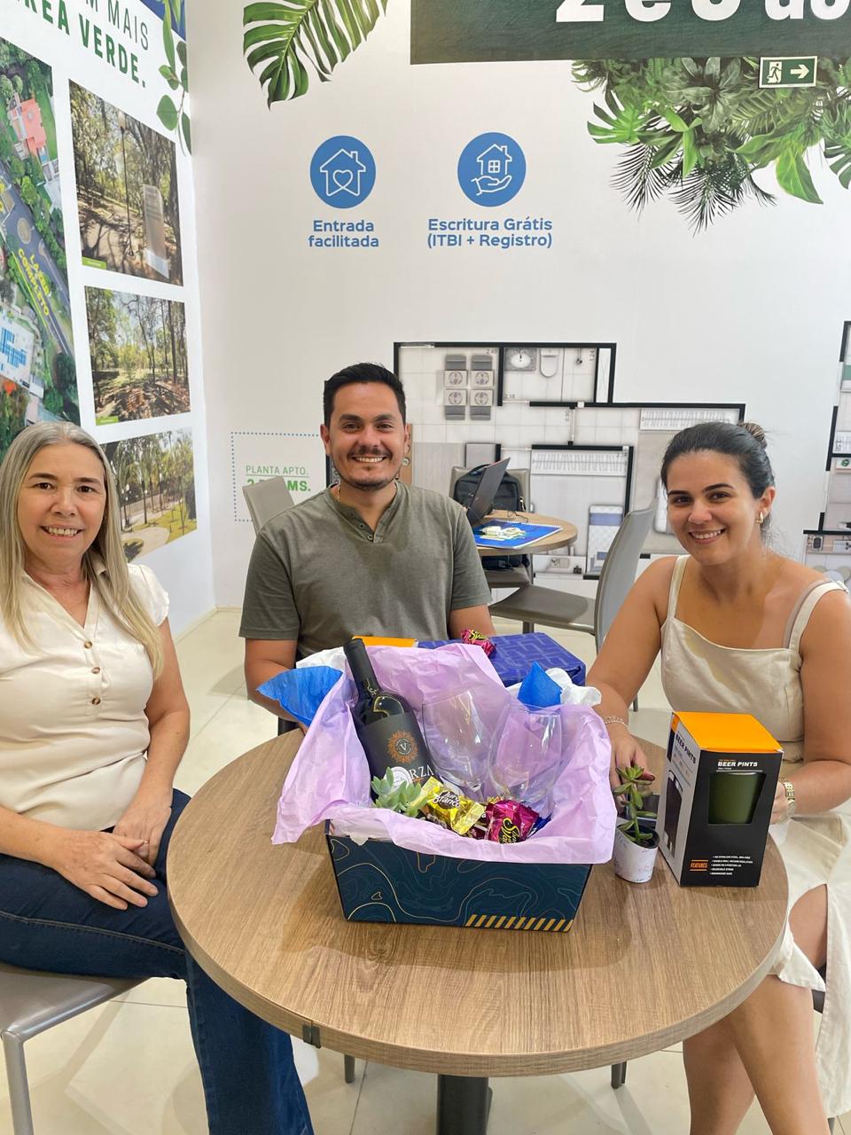 Adriana com clientes