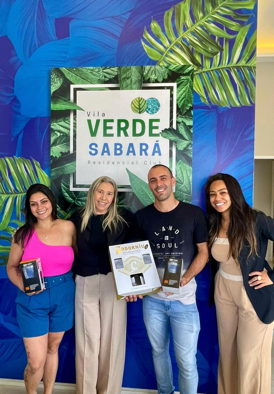 Adriana com clientes