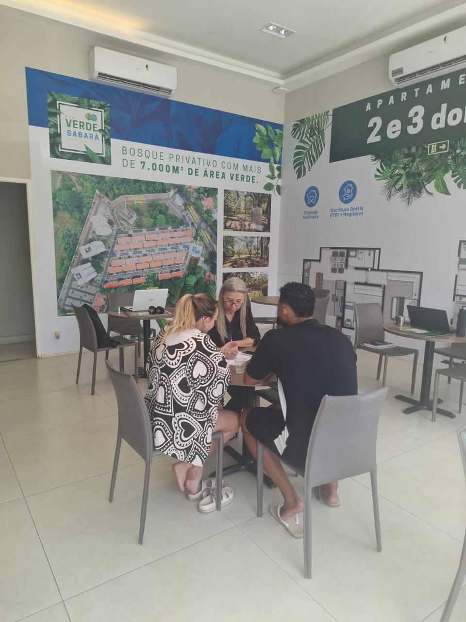 Adriana Bernardes atendendo clientes