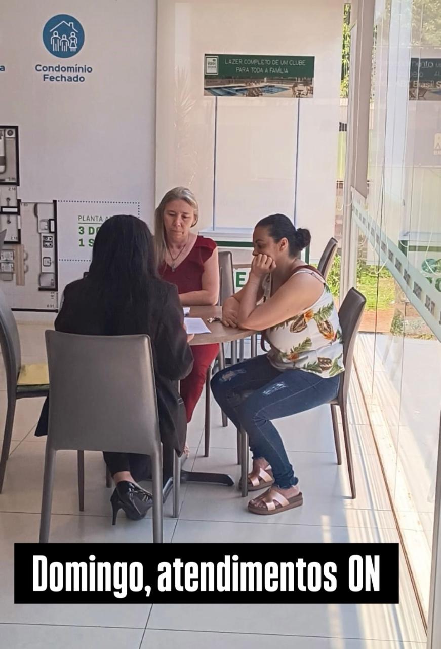 Adriana atendendo clientes